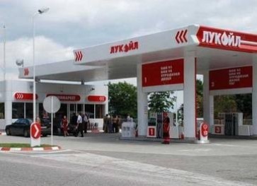 The court restores the suspended license of Lukoil Neftohim Burgas. The Customs Agency will appeal the decision.